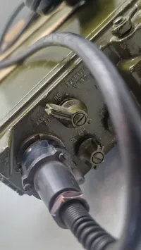 VINTAGE US ARMY AN/PRC-10 RYGSÆKSRADIO – KOREAKRIGS-ERA – KOMPLET SÆT MED LANG ANTENNE!