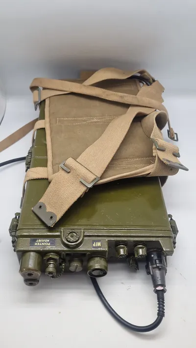 VINTAGE US ARMY AN/PRC-10 RYGSÆKSRADIO – KOREAKRIGS-ERA – KOMPLET SÆT MED LANG ANTENNE!