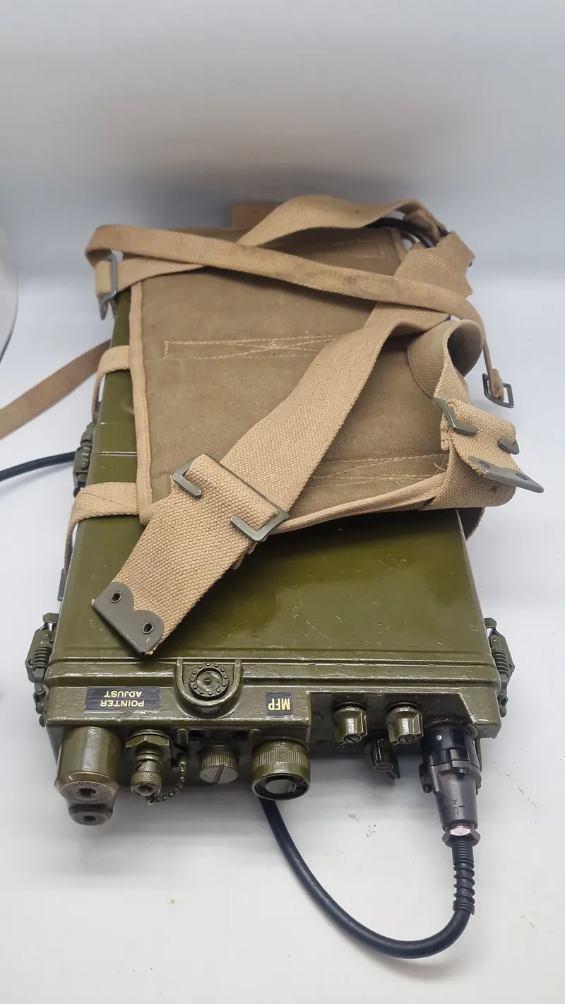 VINTAGE US ARMY AN/PRC-10 RYGSÆKSRADIO – KOREAKRIGS-ERA – KOMPLET SÆT MED LANG ANTENNE!