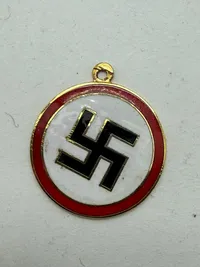Nynazistisk vedhæng