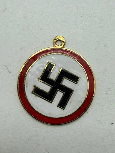 Nynazistisk vedhæng