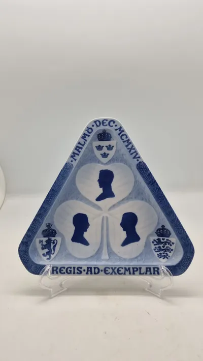 Royal Copenhagen mindeplatte fra 1915, som markerer "Kongemødet i Malmø" i december 1914. Original