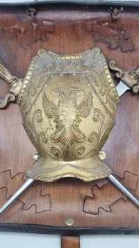 Våbenskjold med miniature sværd