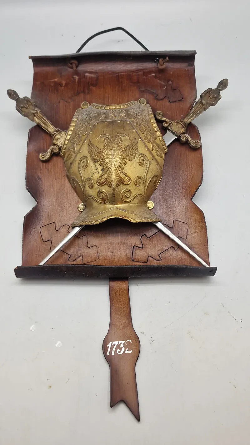 Våbenskjold med miniature sværd