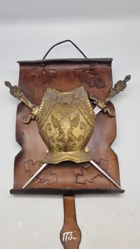 Våbenskjold med miniature sværd