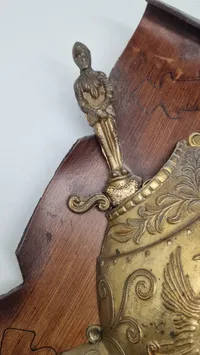 Våbenskjold med miniature sværd