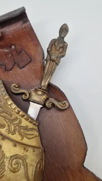 Våbenskjold med miniature sværd