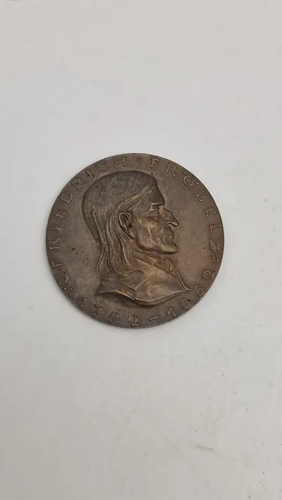 mindemedalje af Friedrich Fröbel, en tysk pædagog, der levede fra 1782 til 1852. Original