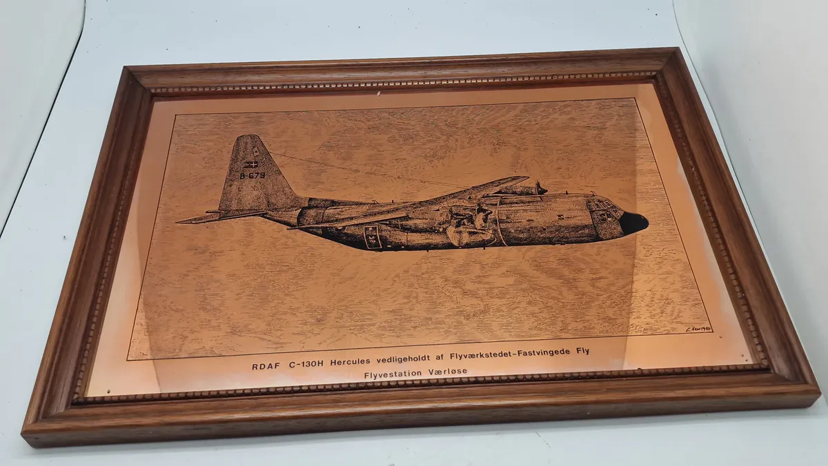 Graveret billede med Lockheed C-130H Hercules transportfly fra det danske flyvevåben (RDAF)