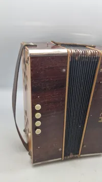 Dansk produceret “Koch” harmonika af træ