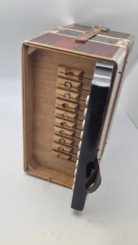 Dansk produceret “Koch” harmonika af træ