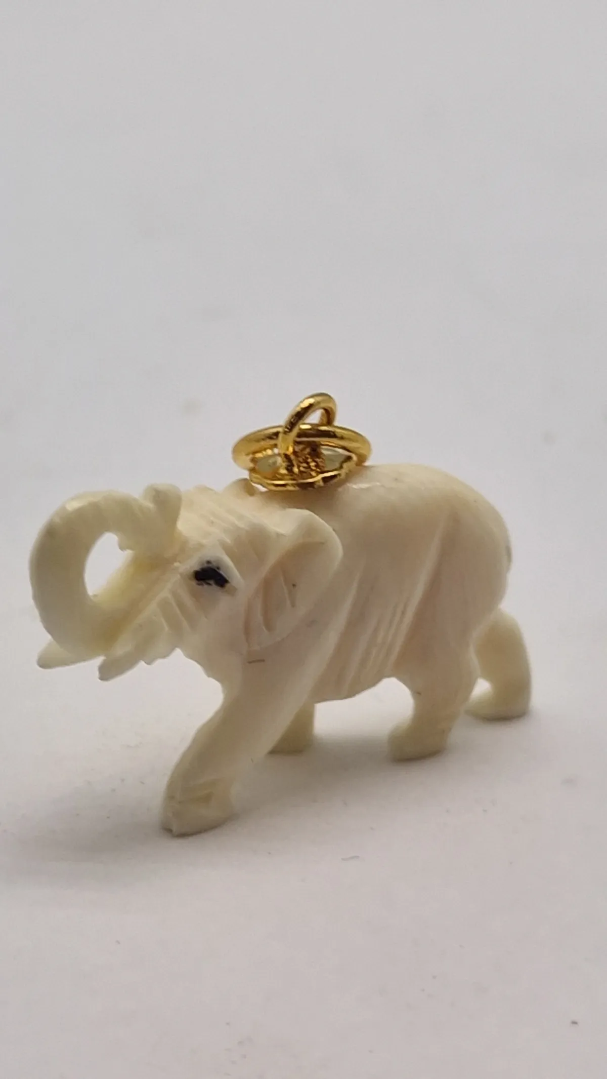 Elefant af ben som vedhæng