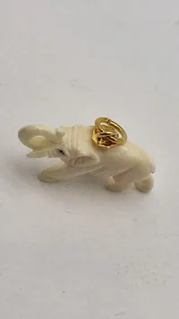 Elefant af ben som vedhæng