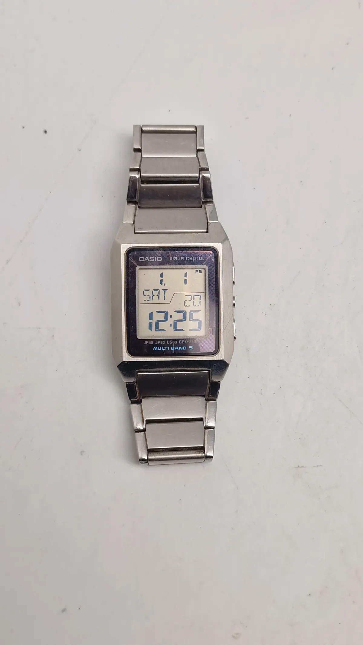 Casio i-Range IRW-M200 radiostyret ur, der er kendt for sin præcise tidsvisning via atomure
