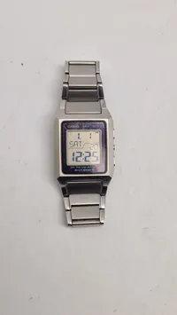 Casio i-Range IRW-M200 radiostyret ur, der er kendt for sin præcise tidsvisning via atomure