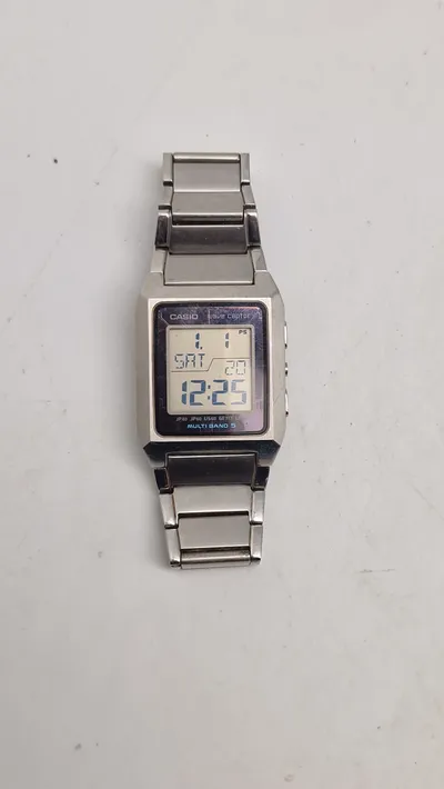 Casio i-Range IRW-M200 radiostyret ur, der er kendt for sin præcise tidsvisning via atomure