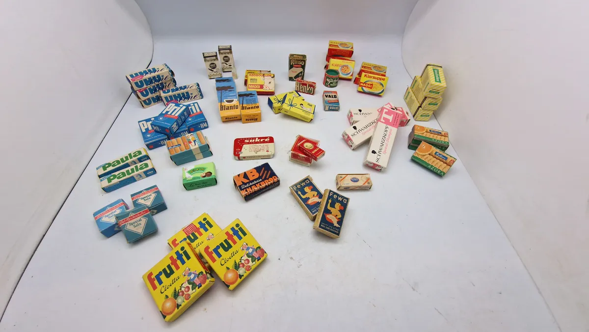 Samling ældre kolonial æsker. Tomme