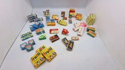 Samling ældre kolonial æsker. Tomme