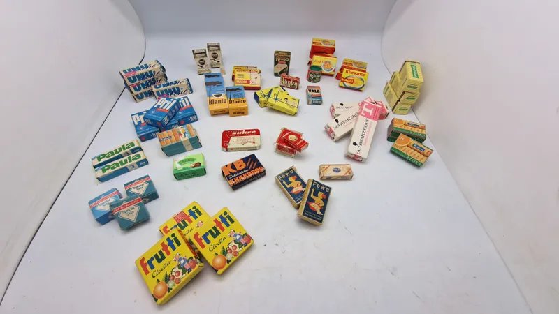 Samling ældre kolonial æsker. Tomme