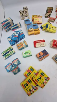 Samling ældre kolonial æsker. Tomme