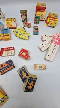 Samling ældre kolonial æsker. Tomme