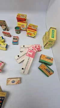 Samling ældre kolonial æsker. Tomme