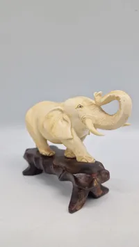 Elefant figur af ben