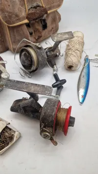 Samling ældre fiskeudstyr