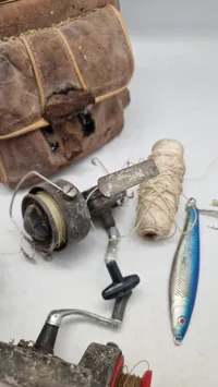 Samling ældre fiskeudstyr