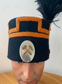 Sjælden original tysk ww2 minearbejder kepi brugt ved parader - med navngiven kasse