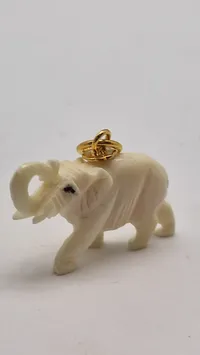 Elefant af ben som vedhæng