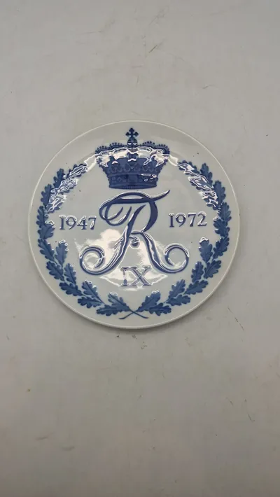 Royal Copenhagen Mindeplatte for Kong Frederik IX, udgivet for at fejre hans 25-års regeringsjubilæum i 1972