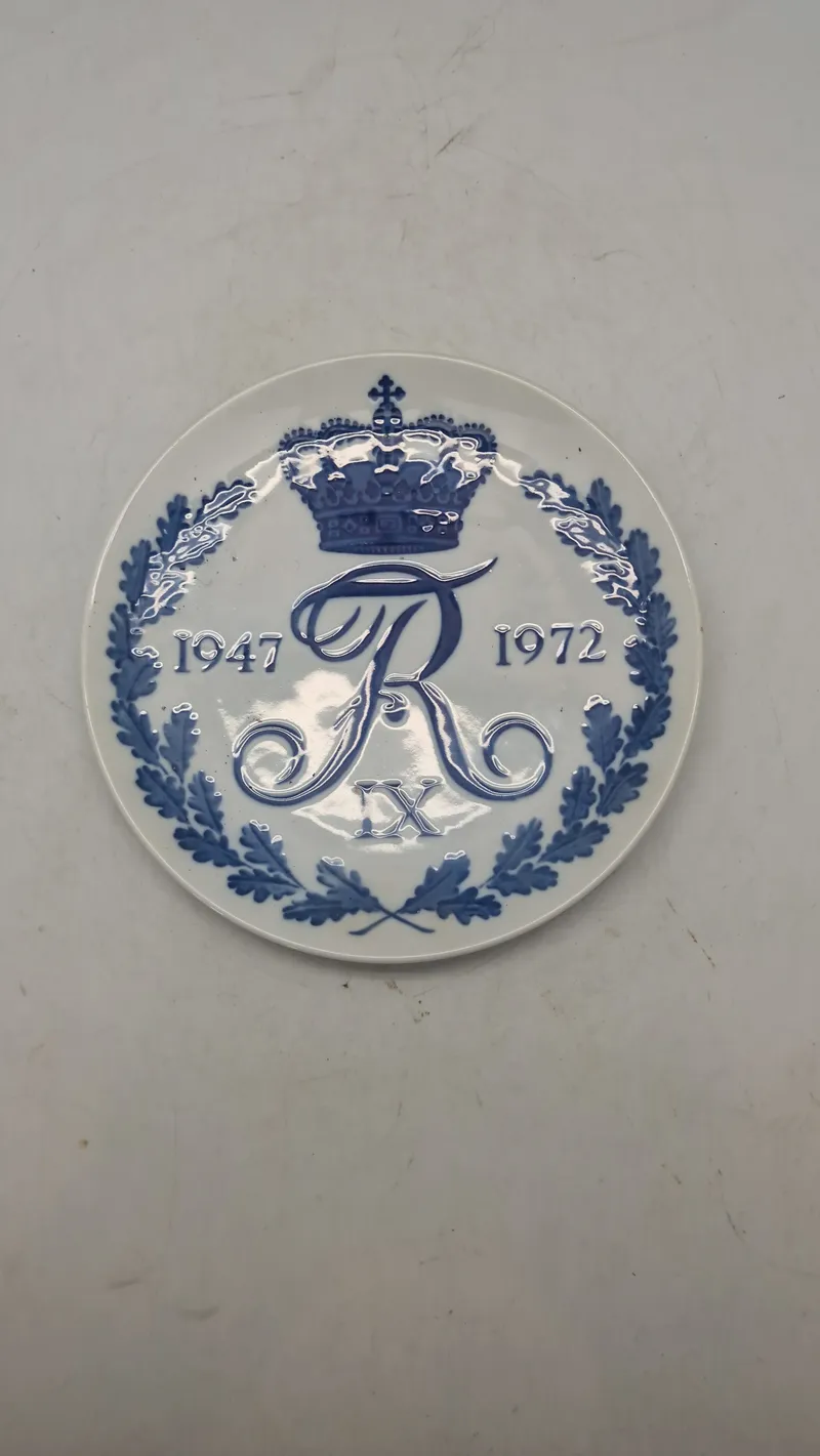 Royal Copenhagen Mindeplatte for Kong Frederik IX, udgivet for at fejre hans 25-års regeringsjubilæum i 1972