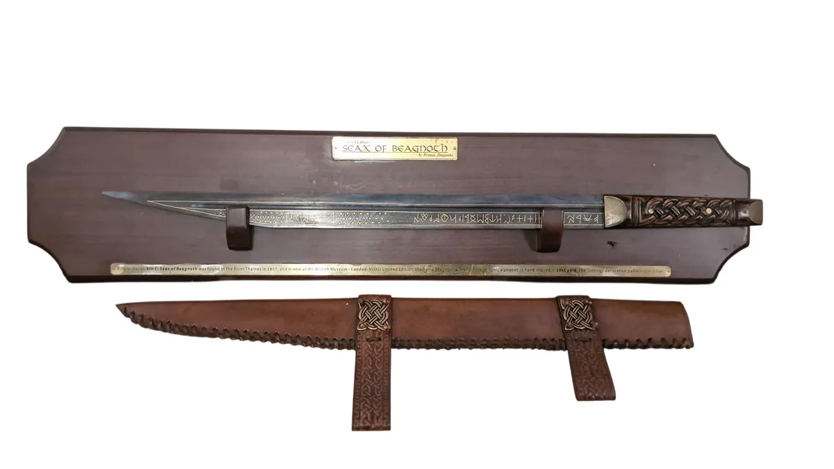 Limited Edition" kopi af Seax of Beagnoth
, også kendt som Thames scramasax, et angelsaksisk enkeltægget knivblad fra det 10. århundrede.Ø