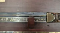 Limited Edition" kopi af Seax of Beagnoth
, også kendt som Thames scramasax, et angelsaksisk enkeltægget knivblad fra det 10. århundrede.Ø