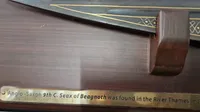 Limited Edition" kopi af Seax of Beagnoth
, også kendt som Thames scramasax, et angelsaksisk enkeltægget knivblad fra det 10. århundrede.Ø