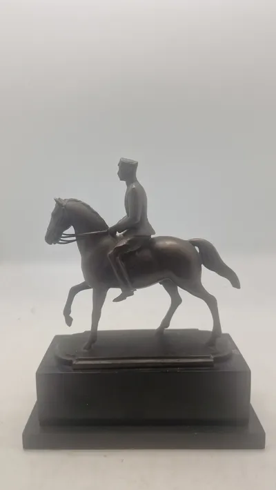 Figur af Kong Christian X til hest. Original
