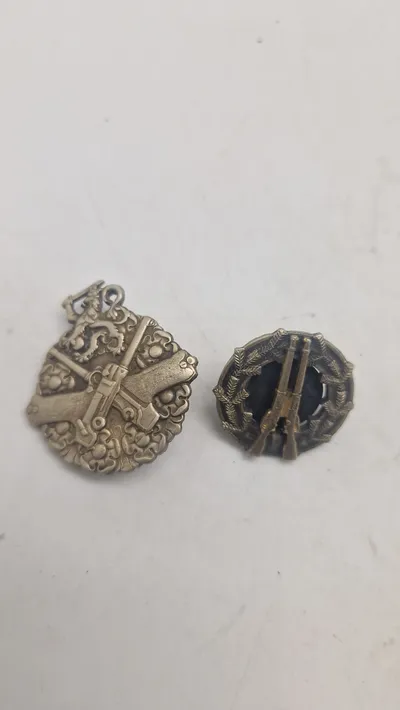 Finsk pistol og riffel mærke, ww2. Original