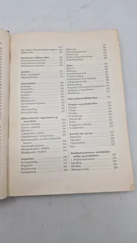 Samling lære bøger fra forsvaret