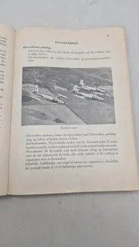 Samling lære bøger fra forsvaret