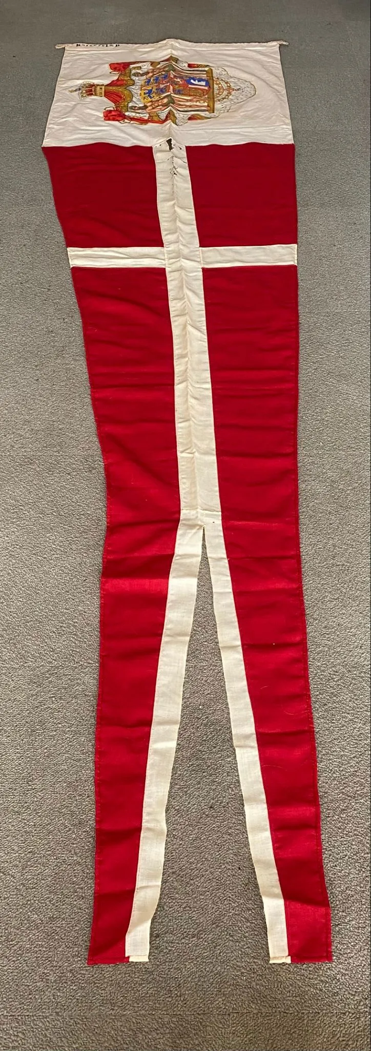 Ekstremt sjældent håndmalet kongestander/splitflag fra før 1903 og anvendt det første kongeskib Dannebrog når der var royale omborg - over 2 meter langt!