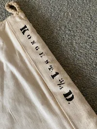 Ekstremt sjældent håndmalet kongestander/splitflag fra før 1903 og anvendt det første kongeskib Dannebrog når der var royale omborg - over 2 meter langt!