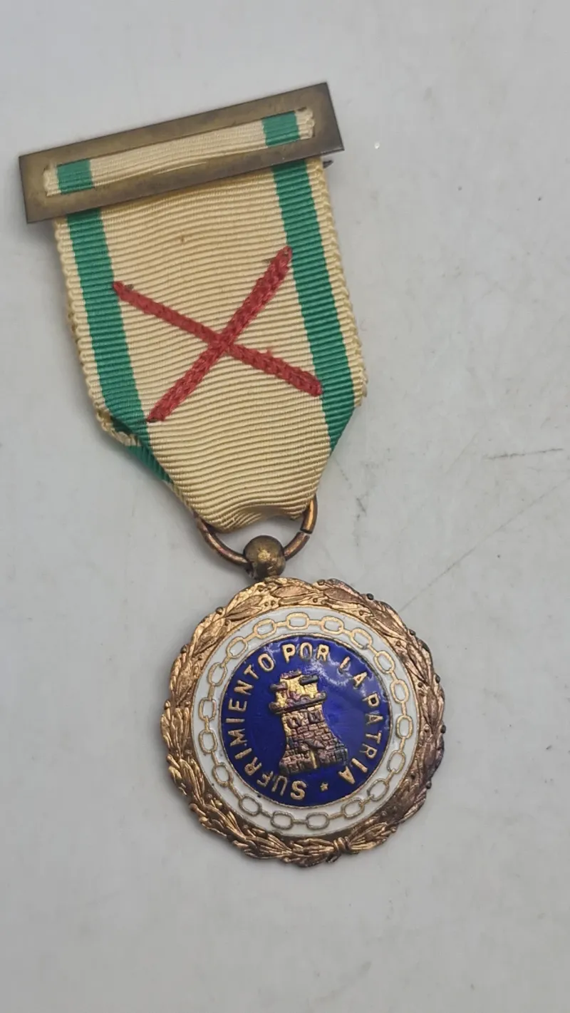 Spansk medalje kendt som Medalla de Sufrimientos por la Patria (Medalje for lidelser for fædrelandet), der blev indstiftet i 1814 for at belønne soldater for skader modtaget i kamp. Original