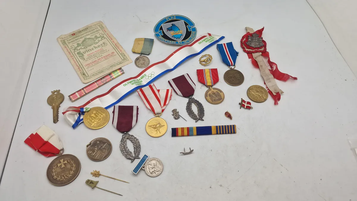 Samling mærker og medaljer