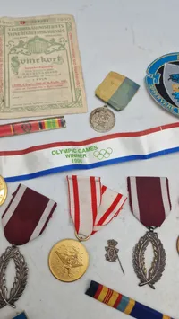 Samling mærker og medaljer