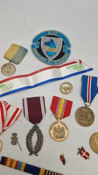 Samling mærker og medaljer