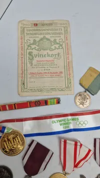 Samling mærker og medaljer