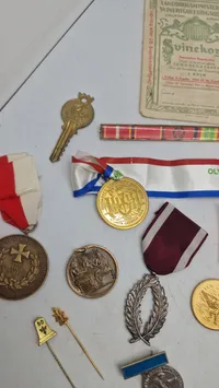 Samling mærker og medaljer