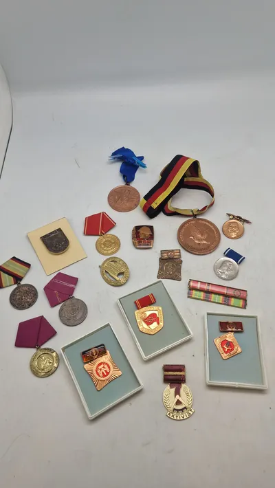 Samling medaljer og pins