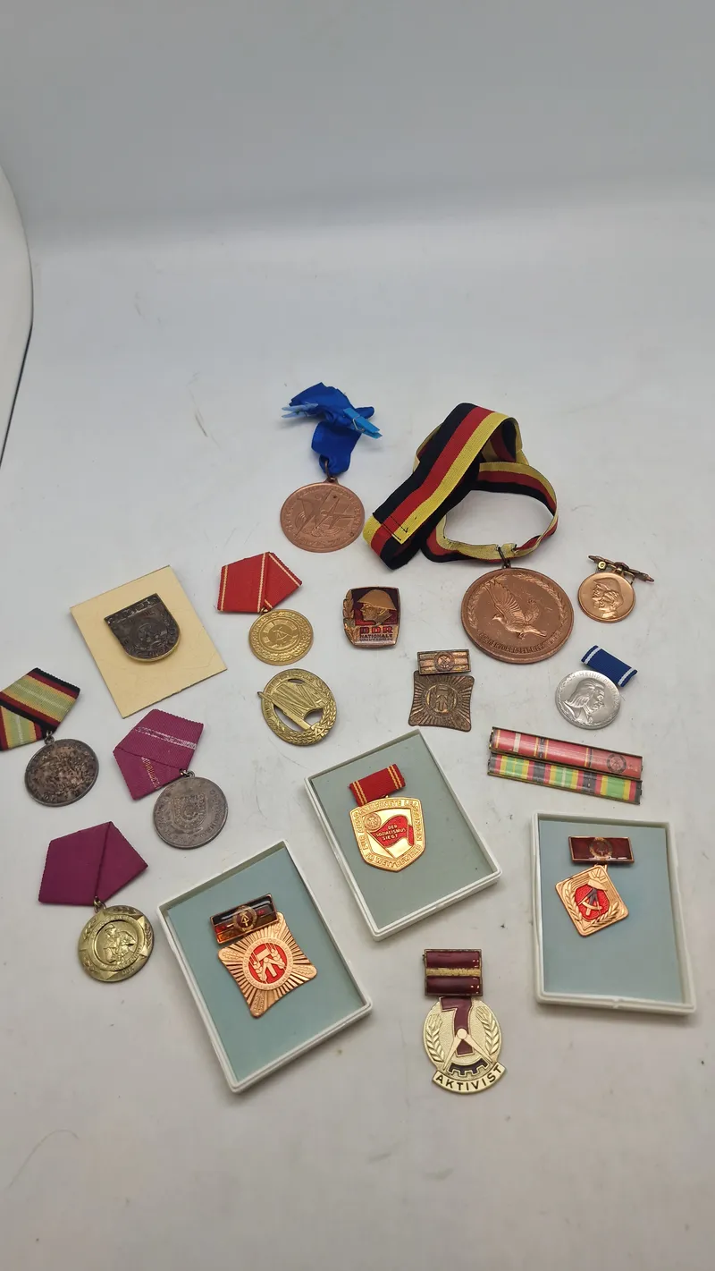 Samling medaljer og pins